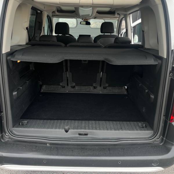 Grand coffre du Citroën Berlingo 2020 – Idéal pour famille nombreuse